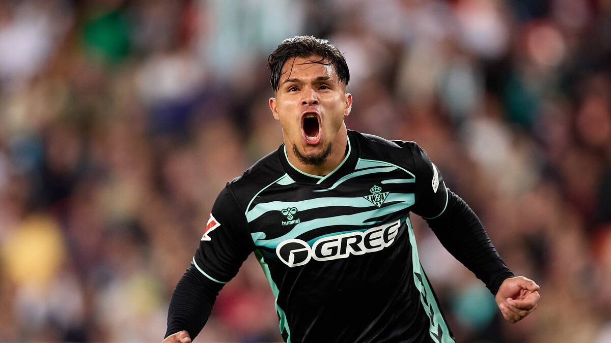 Cucho Hernández le responde a Lorenzo: vea su gol con Real Betis en su cruce ante Valencia por Liga