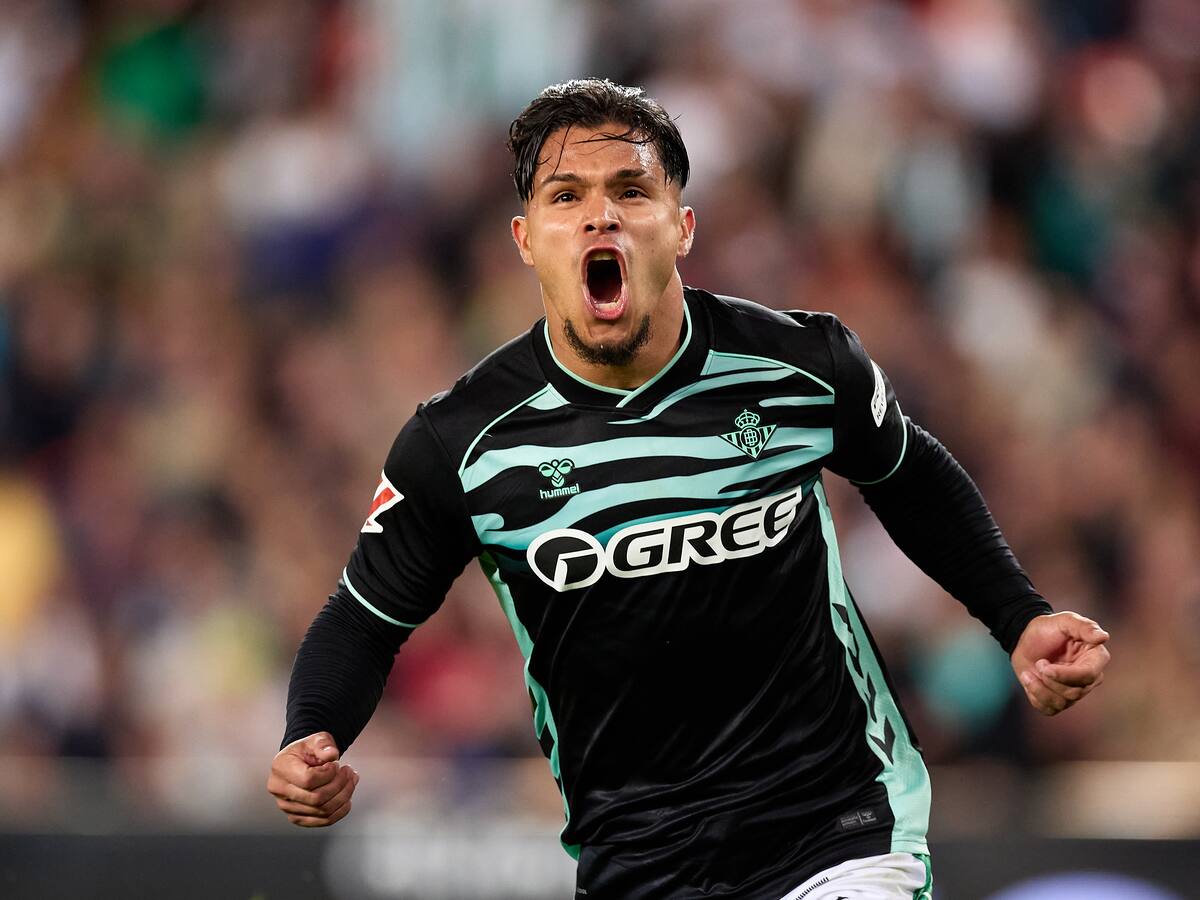 Cucho Hernández le responde a Lorenzo: vea su gol con Real Betis en su cruce ante Valencia por Liga