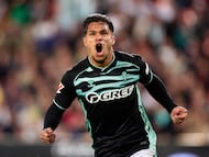 Cucho Hernández le responde a Lorenzo: vea su gol con Real Betis en su cruce ante Valencia por Liga. (Photo by Omar Arnau/Quality Sport Images/Getty Images)