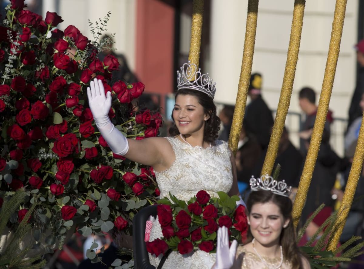 La reina de la 129° edición del Desfile de Las Rosas, Isabella Marie Marez, saluda a la multitud durante su recorrido por Colorado Boulevard