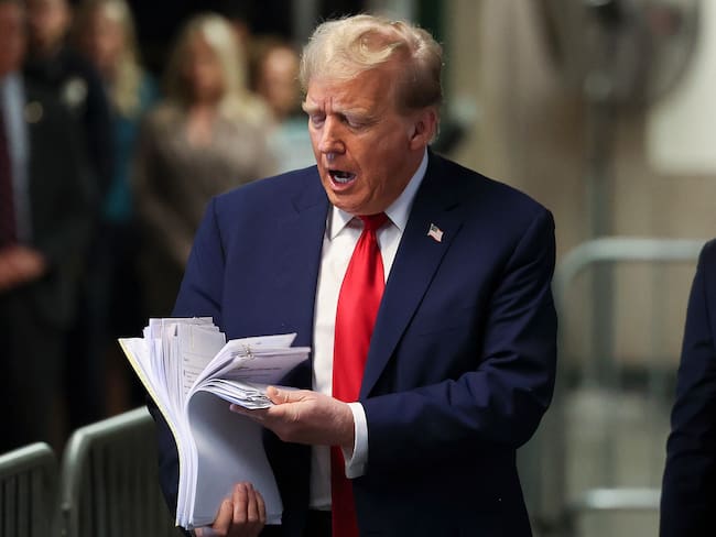 New York (Usa), 23/04/2024.- Former President Donald Trump speaks to the press after leaving Manhattan Criminal Court in New York, New York, USA, 23 April 2024. Trump is facing 34 felony counts of falsifying business records related to payments made to adult film star Stormy Daniels during his 2016 presidential campaign. (tormenta, Nueva York) EFE/EPA/Yuki Iwamura / POOL