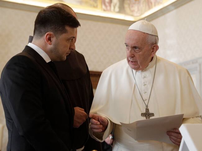 Pope Francis exchanges gift with Ukrainian President Volodymyr Zelensky (L) during a private audience at the Vatican on February 8, 2020. (Photo by Gregorio Borgia / POOL / AFP)