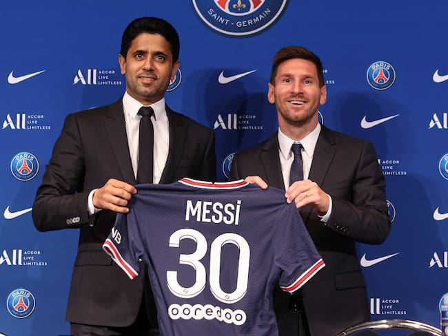 Lionel Messi junto a Nasser Al Khelaifi en conferencia de prensa con Paris Saint-Germain. (Photo by Sebastien Muylaert/Getty Images)