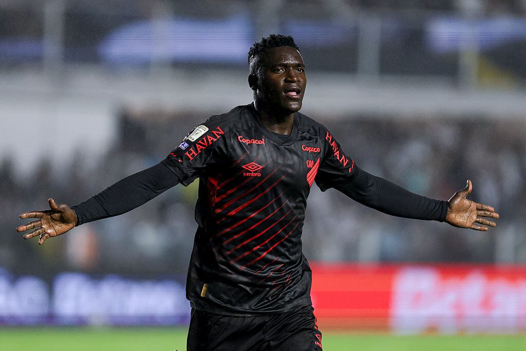 SANTOS, BRAZIL - AUGUST 9: Kevin Viveros of Athletico Paranaense celebrates after scoring the team´s first goal during the Brasileirao 2026 match between Santos and Athletico Paranaense at Estadio Urbano Caldeira on August 9, 2026 in Santos, Brazil. (Photo by Ricardo Moreira/Getty Images)
