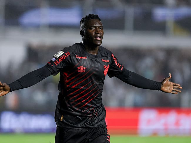 SANTOS, BRAZIL - AUGUST 9: Kevin Viveros of Athletico Paranaense celebrates after scoring the team´s first goal during the Brasileirao 2026 match between Santos and Athletico Paranaense at Estadio Urbano Caldeira on August 9, 2026 in Santos, Brazil. (Photo by Ricardo Moreira/Getty Images)