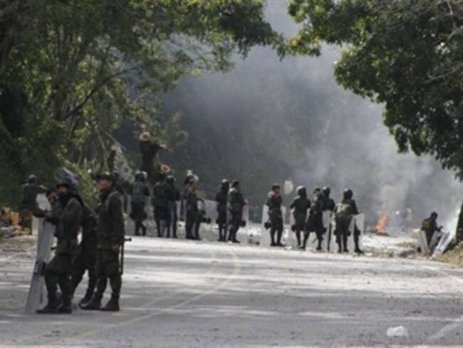 Declaran toque de queda por choques entre la fuerza pública y mineros en Marmato, Caldas