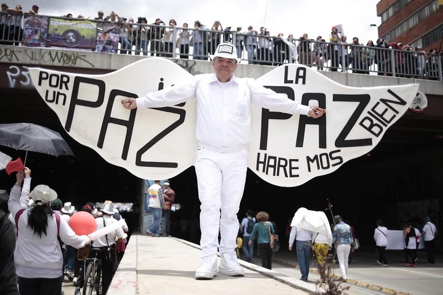 Este jueves miles de ciudadanos salieron a marchas por las víctimas y por las paz. Entre los asistentes a la marcha se encuentran varios políticos, entre ellos el presidente Santos y el alcalde Gustavo Petro.