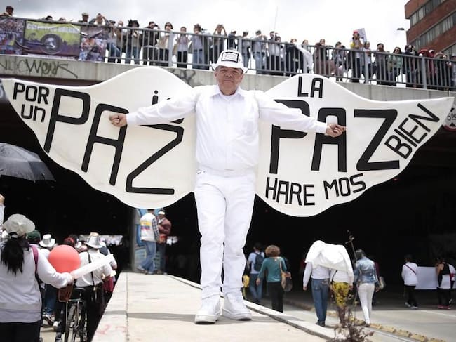 Este jueves miles de ciudadanos salieron a marchas por las víctimas y por las paz. Entre los asistentes a la marcha se encuentran varios políticos, entre ellos el presidente Santos y el alcalde Gustavo Petro.
