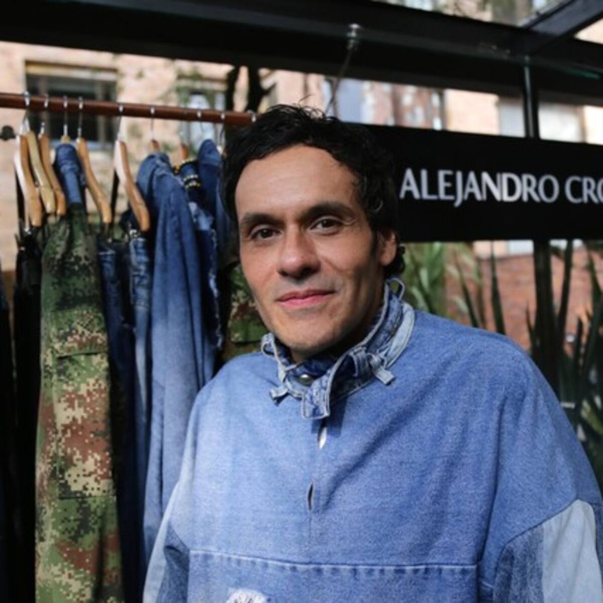 “La idea es utilizar el arte para darle una segunda vida a la ropa”: diseñador Alejandro Crocker