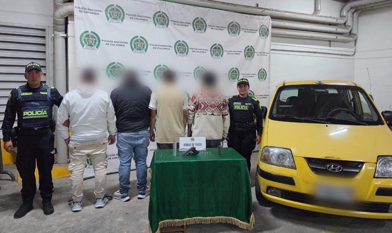 Capturan a cuatro hombres en el centro de Bogotá: se movilizaban en un taxi con arma de fuego.(Foto: Policía Metropolitana Bogotá) 