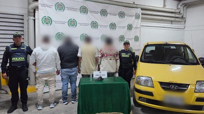 Capturan a cuatro hombres en el centro de Bogotá: se movilizaban en un taxi con arma de fuego.(Foto: Policía Metropolitana Bogotá)