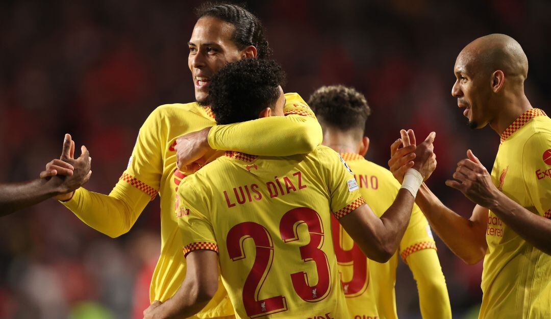 Van Dijk celebra con Luis Díaz su gol ante el Benfica en los cuartos de final de la Champions.