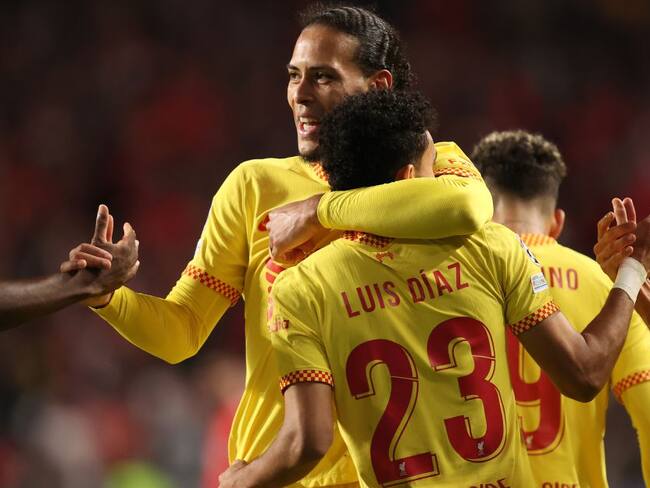 Van Dijk celebra con Luis Díaz su gol ante el Benfica en los cuartos de final de la Champions.
