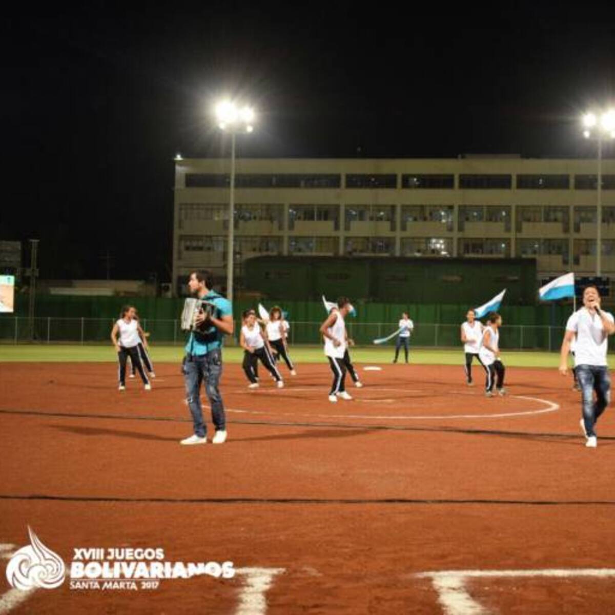 Mil samarios recibieron el nuevo estadio de softbol