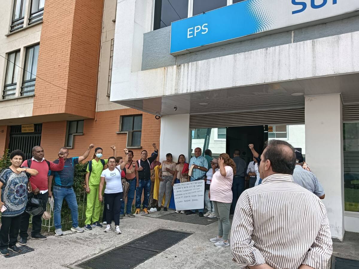 ¿Qué pasó con la protesta de los usuarios que se encadenaron de la EPS SURA en Armenia?