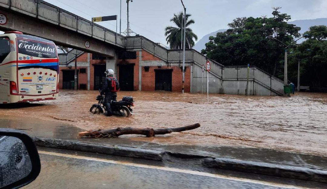 Inundaciones en vías de Medellín por fuerte aguacero