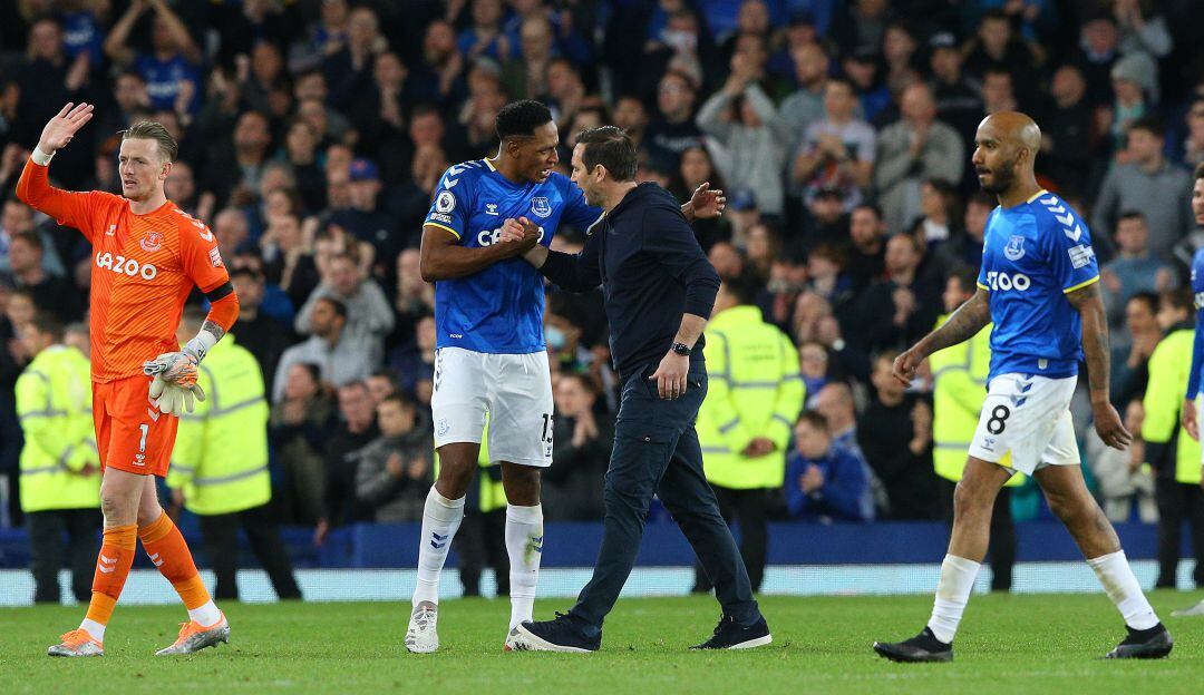 Yerry Mina recibe el visto bueno de Frank Lampar al termino del partido ante el Leicester.