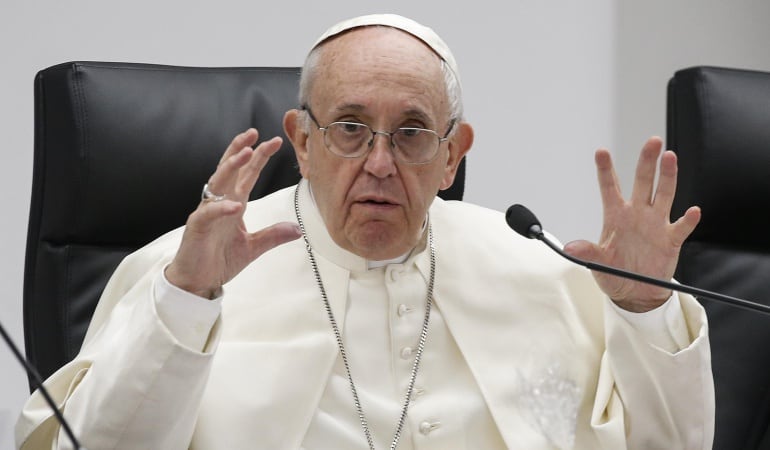 El papa Francisco se dirige a varios jóvenes durante un encuentro pre-sinodal en el Pontificio Colegio Internacional Maria Mater Ecclesiae en Roma, Italia.