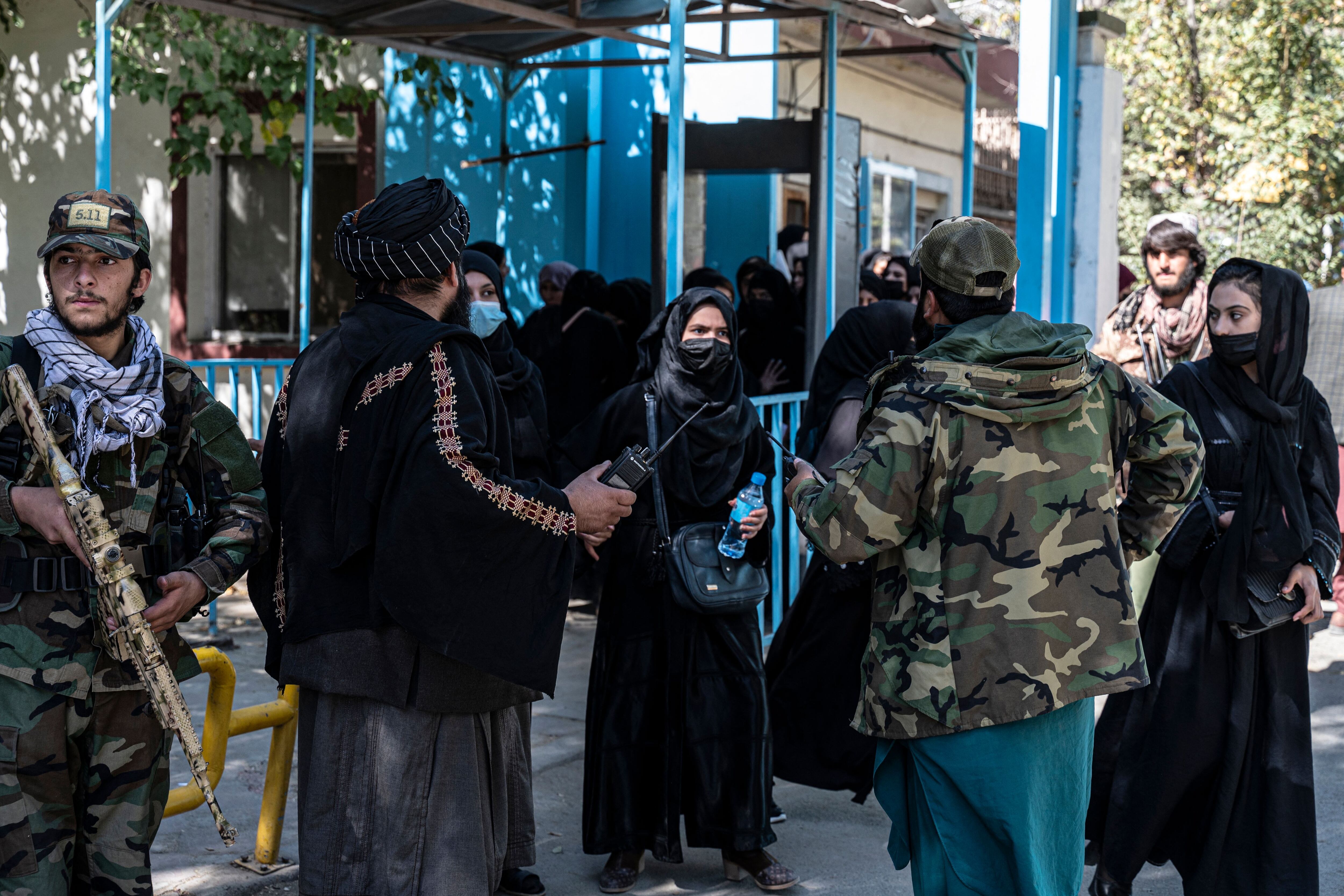 Mujeres en Afganistán. (Photo by WAKIL KOHSAR/AFP via Getty Images)