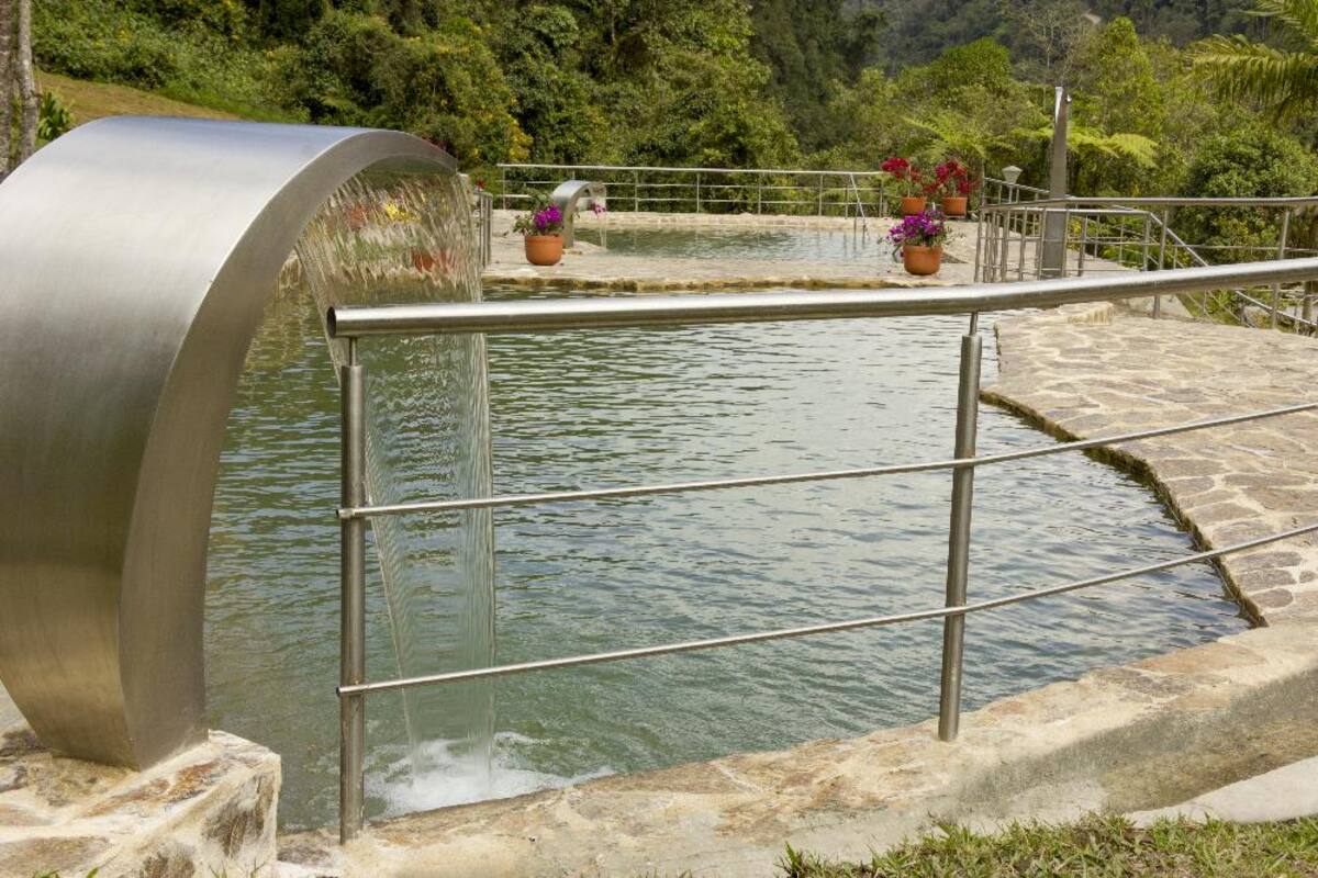 En estas piscinas termales, ubicadas en Santa Rosa de Cabal, se sentirá el placer del calor y las sales naturales; más que entretenimiento proporciona salud y bienestar.