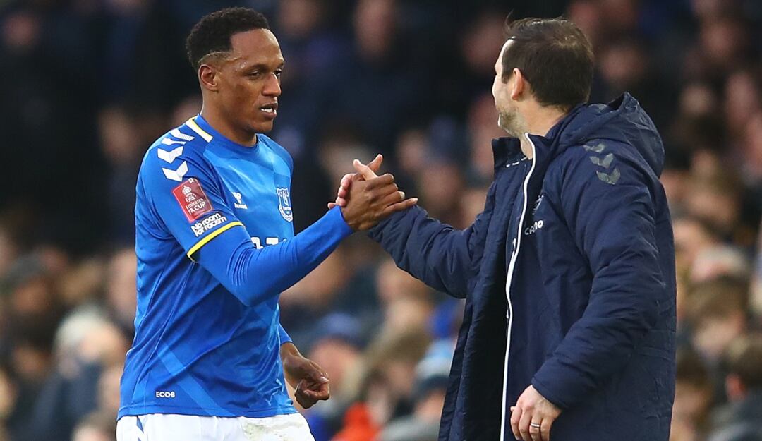 Yerry Mina junto a Frank Lampard, técnico del Everton.