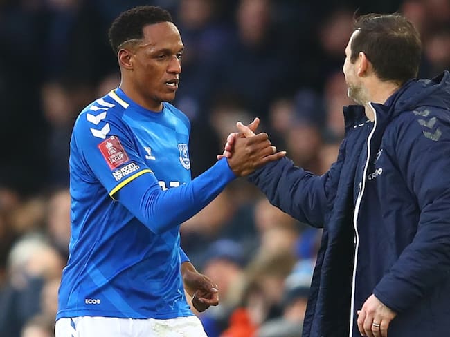 Yerry Mina junto a Frank Lampard, técnico del Everton.