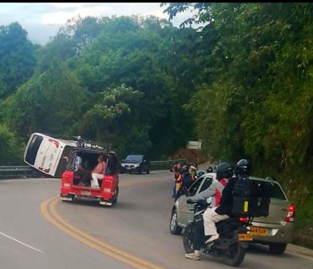 Accidente en la vía La Mesa-Mosquera deja nueve personas heridas y una fallecida.