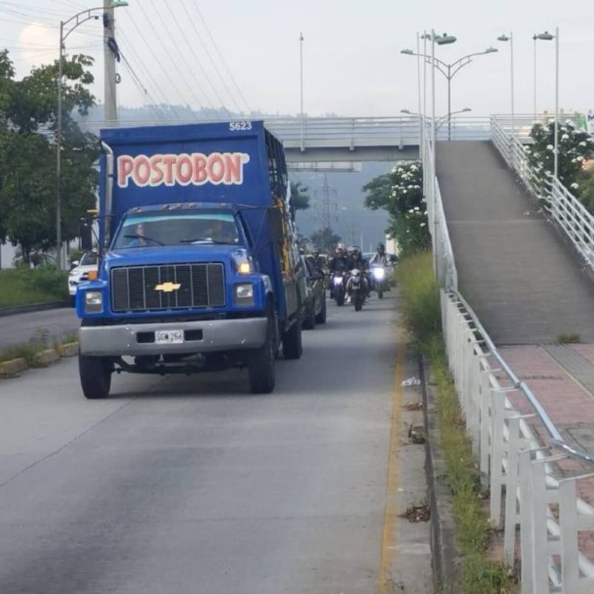 Vehículos de Postobón transitaron por el carril exclusivo del Metrolínea