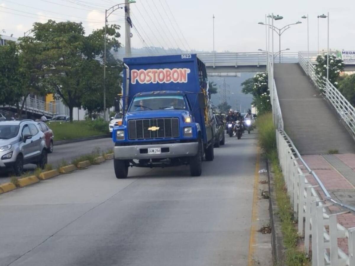 Vehículos de Postobón transitaron por el carril exclusivo del Metrolínea