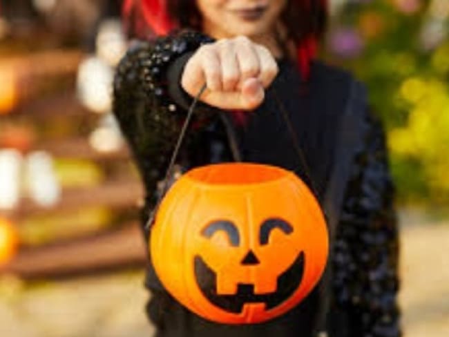 Recomiendan usar tapabocas y no manipular dulces en Halloween