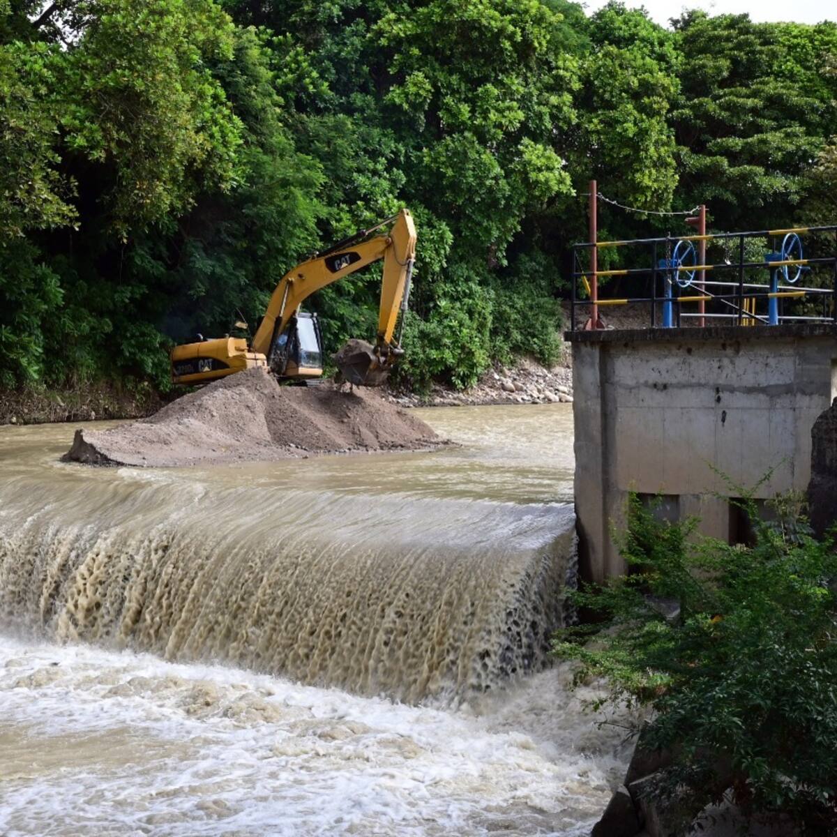 Realizan trabajos para superar emergencia en bocatoma de acueducto de Neiva