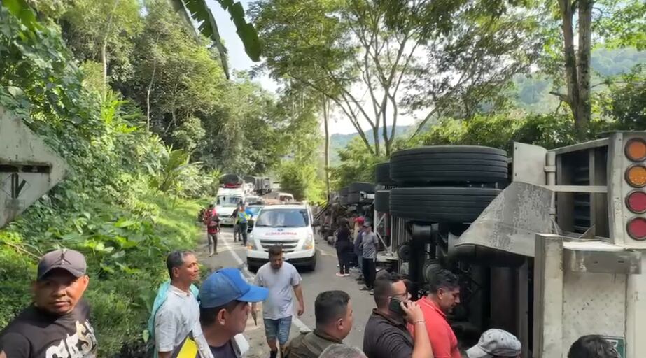 Volcamiento de tractomula en vía Bucaramanga Costa Caribe