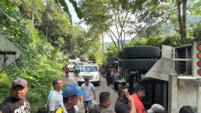 Volcamiento de tractomula en vía Bucaramanga Costa Caribe