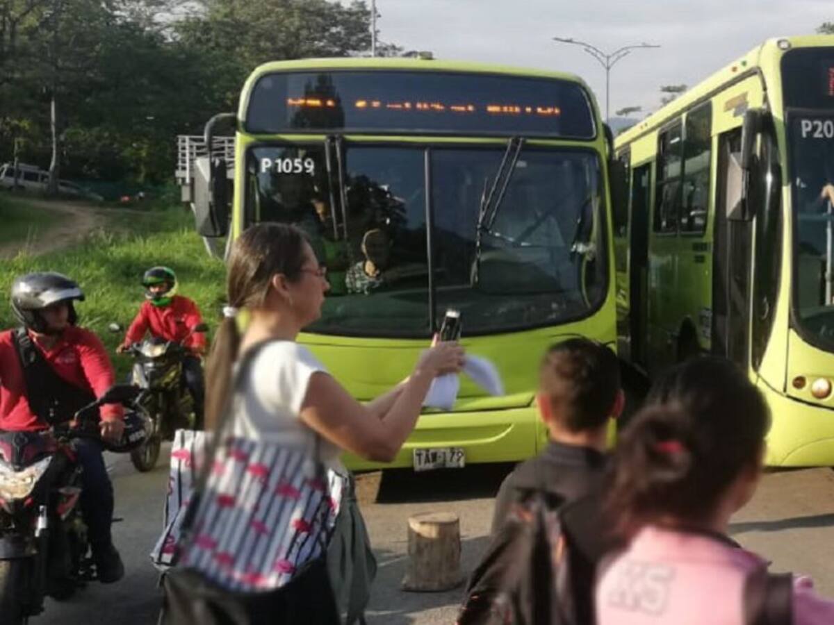 Usuarios de Metrolínea protestan por eliminación de rutas