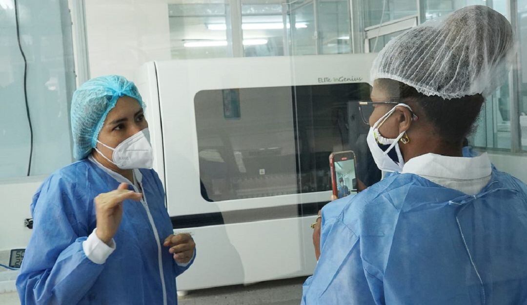 Ministra de ciencia en visita a los laboratorios de salud del QUindío