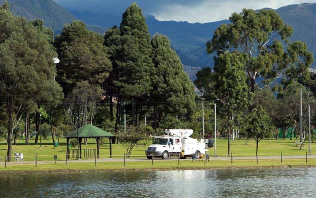 Trabajadores adecuan el parque Simón Bolívar para la eucaristía del papa Francisco