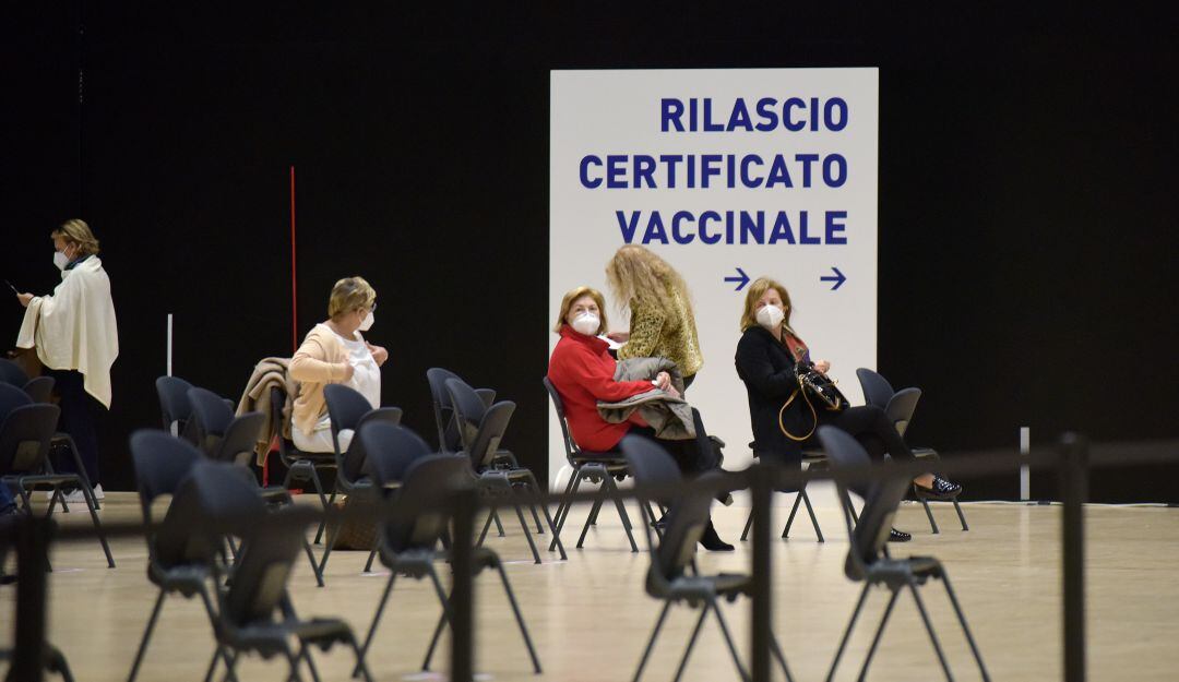 Centro de vacunación en Italia 