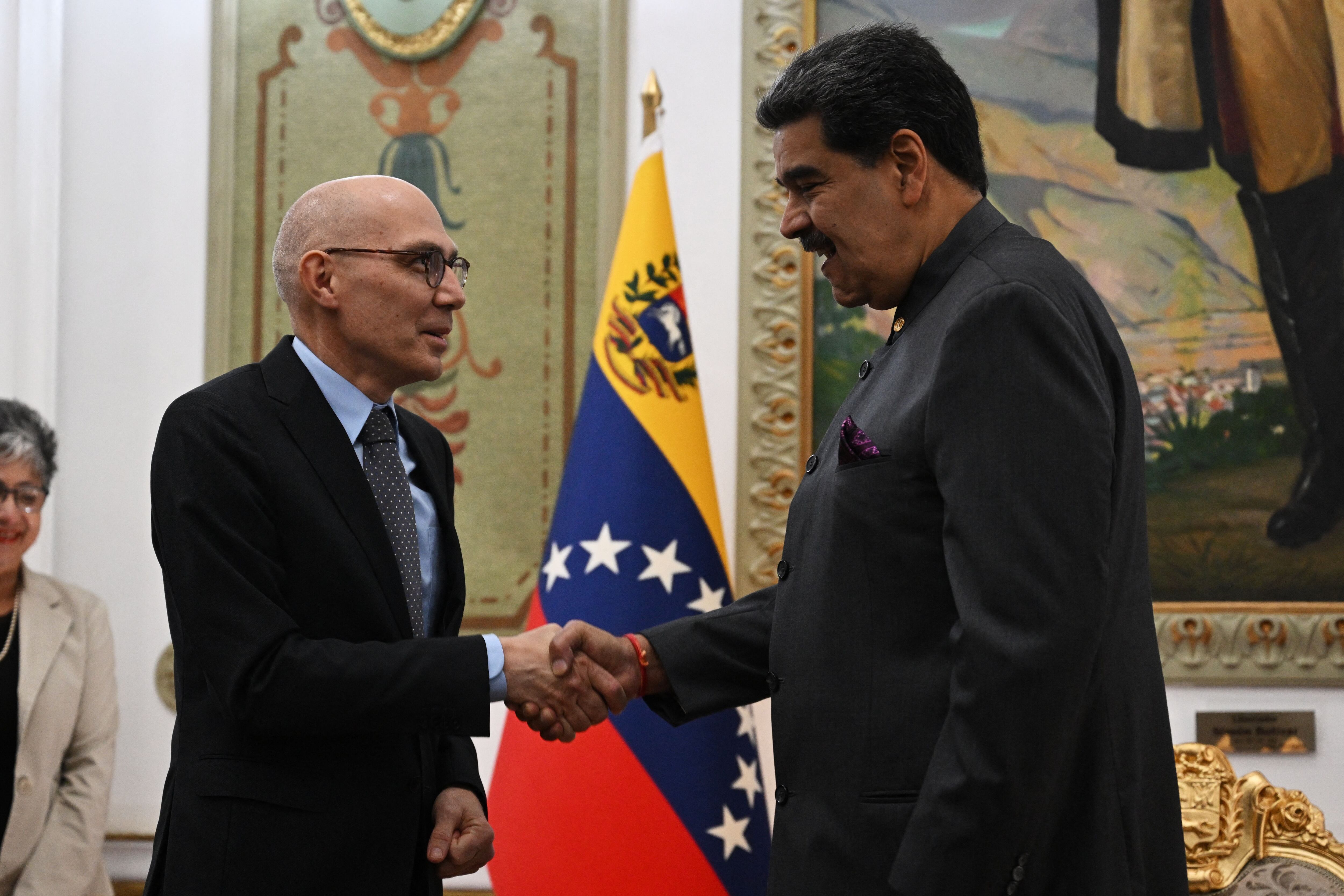 El Alto Comisionado de Naciones Unidas para los Derechos Humanos, Volker Turk (i) y el presidente de Venezuela, Nicolás Maduro (d).
(Foto:   Federico Parra / AFP) (Photo by FEDERICO PARRA/AFP via Getty Images)