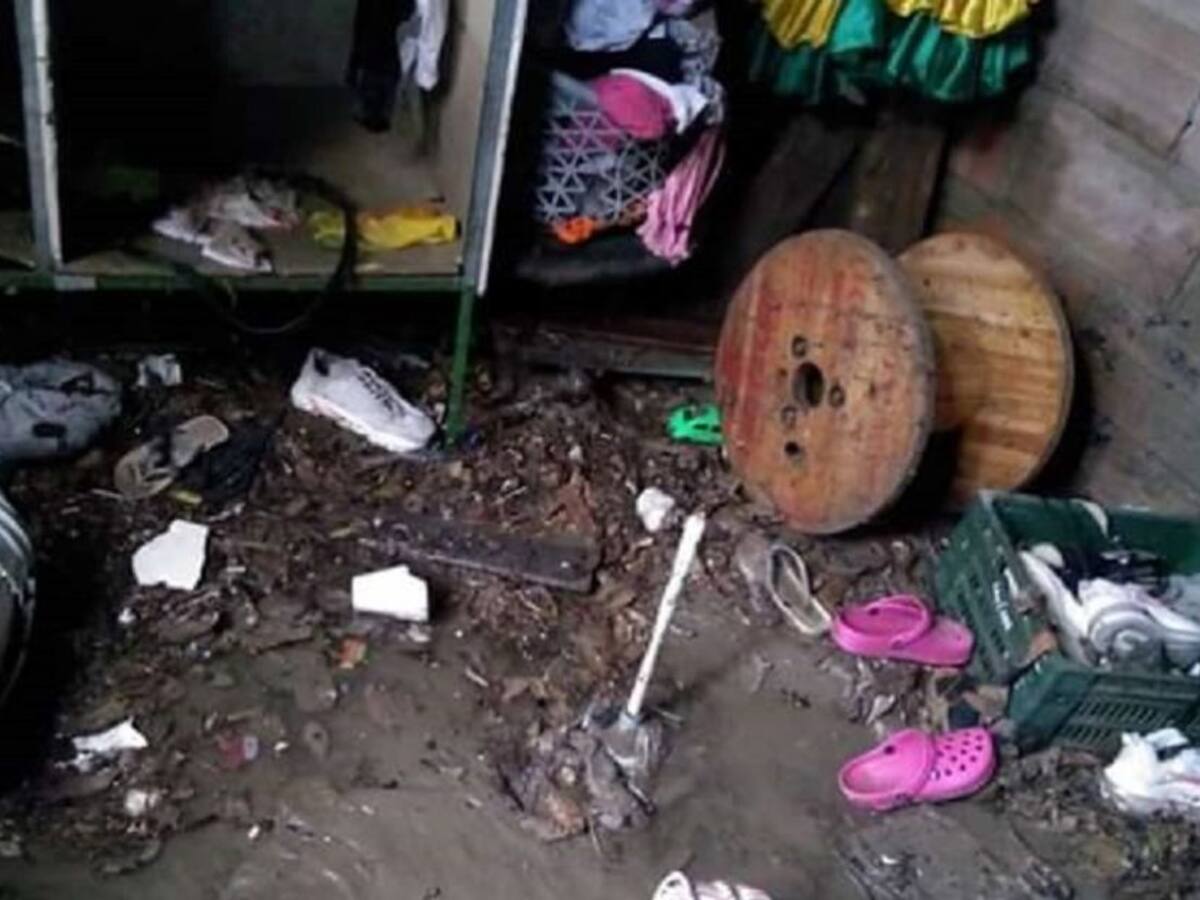 El auxilio de un joven que duerme entre el barro en Barranquilla