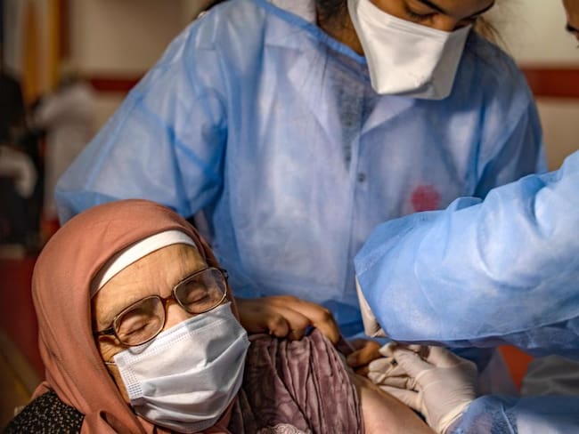 En Marruecos, las jornadas de inmunización se han centrado en policías, adultos mayores, docentes y trabajadores sanitarios. 