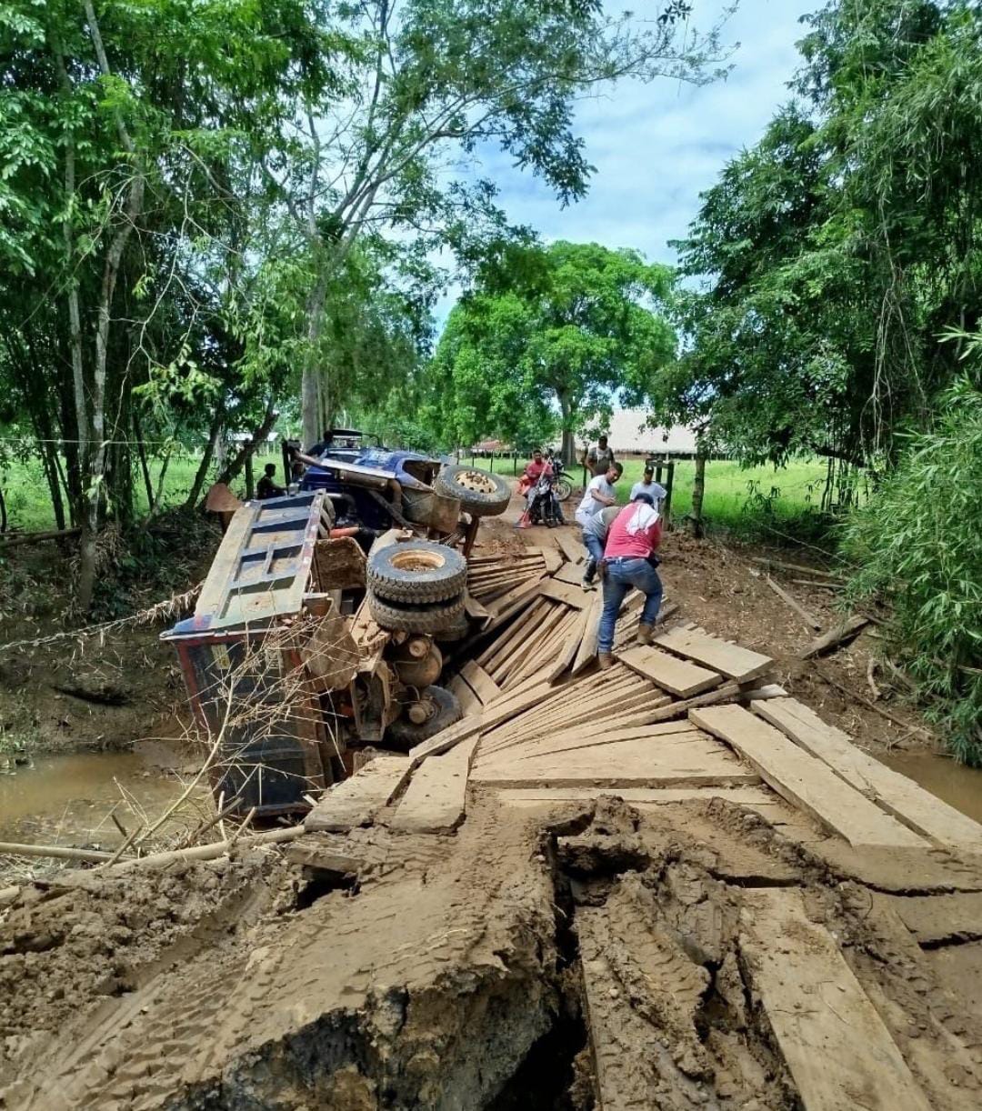 El colapso de puentes por las lluvias ha ocasionado graves afectaciones en la movilidad en Necoclí, Urabá antioqueño. Foto: Alcaldía de Necoclí.