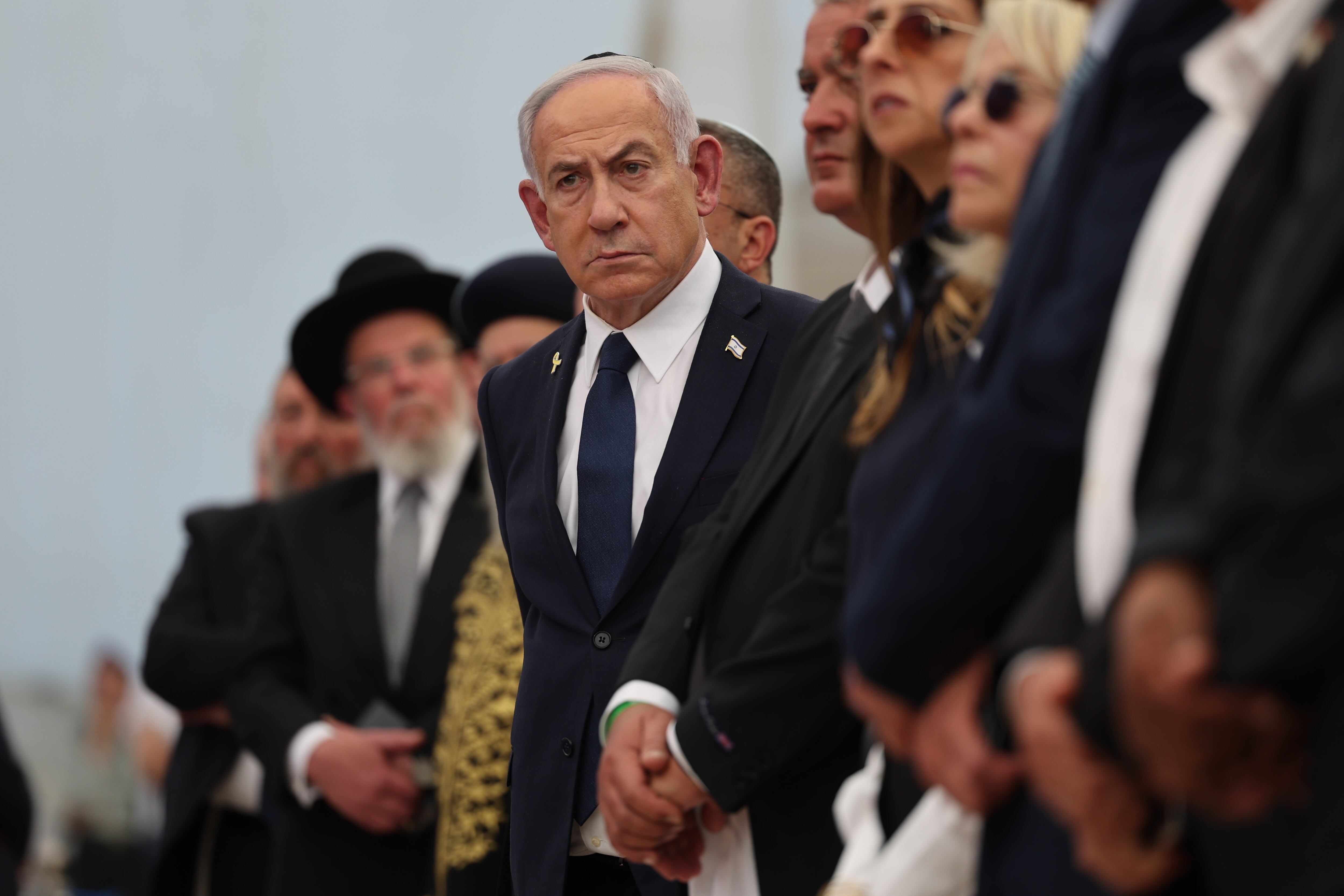 Jerusalem (-), 29/04/2025.- Israeli Prime Minister Benjamin Netanyahu during the annual ceremony at the eve of Israels Remembrance Day for fallen soldiers (Yom HaZikaron) at the Yad LaBanim Memorial in Jerusalem, 29 April 2025. Israel marks Yom HaZikaron, the 'Memorial Day for the Fallen Soldiers of Israel and Victims of Terrorism'.  (Terrorismo, Jerusalén) EFE/EPA/ABIR SULTAN / POOL