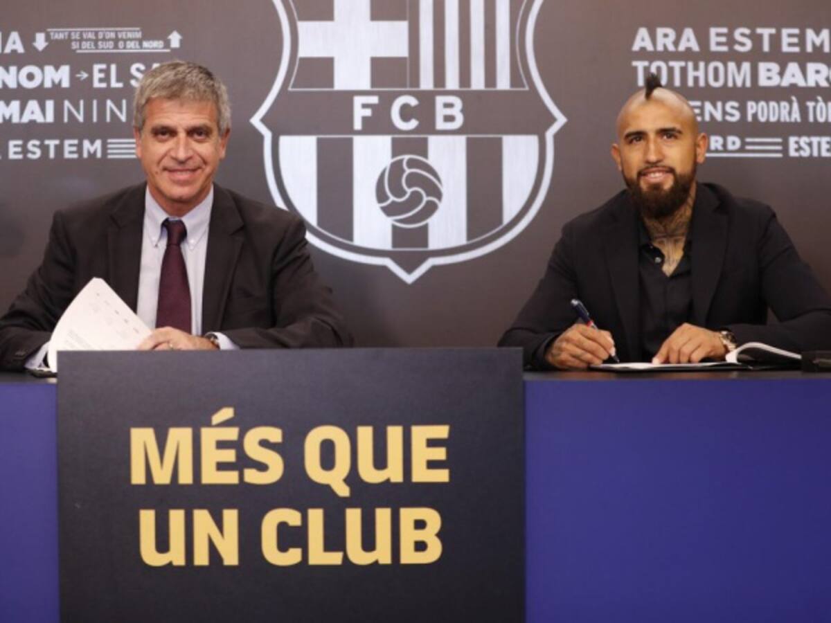 Arturo Vidal pasó los exámenes médicos y firmó su contrato con el Barcelona