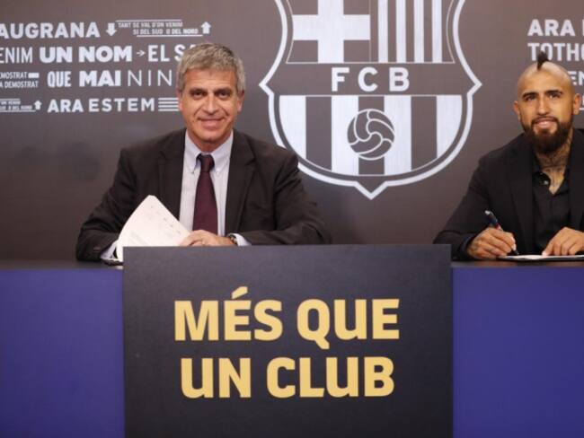 Arturo Vidal pasó los exámenes médicos y firmó su contrato con el Barcelona