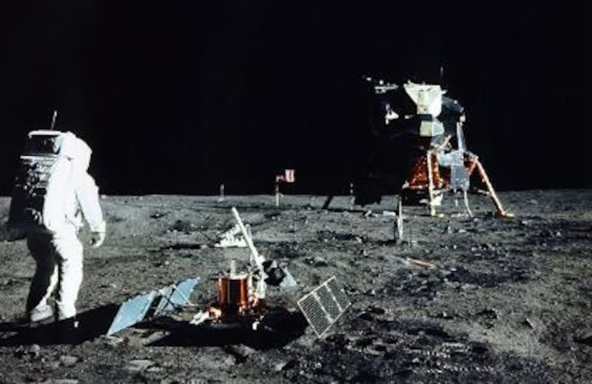 "Magnífica desolación" fue la descripción que hizo Aldrin de la superficie selenita al descender de la nave veinte minutos más tarde que su compañero. En esta foto, Aldrin posa para un retrato y se ve a Armstrong reflejado en el visor, con el Módulo Lunar al fondo.