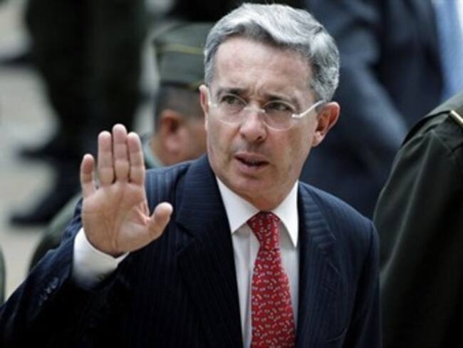 Uribe, no nos utilice para hacerle oposición a Santos: opositores venezolanos