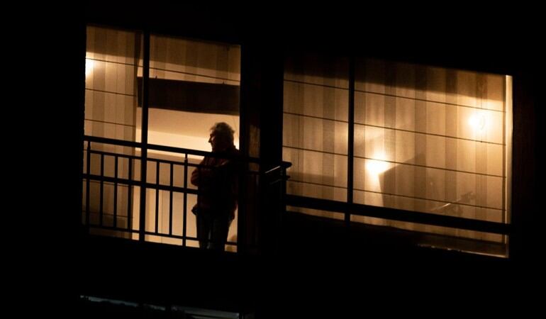 ¿Qué representa para algunas personas llevar la cuarentena en soledad?. Foto: Getty Images