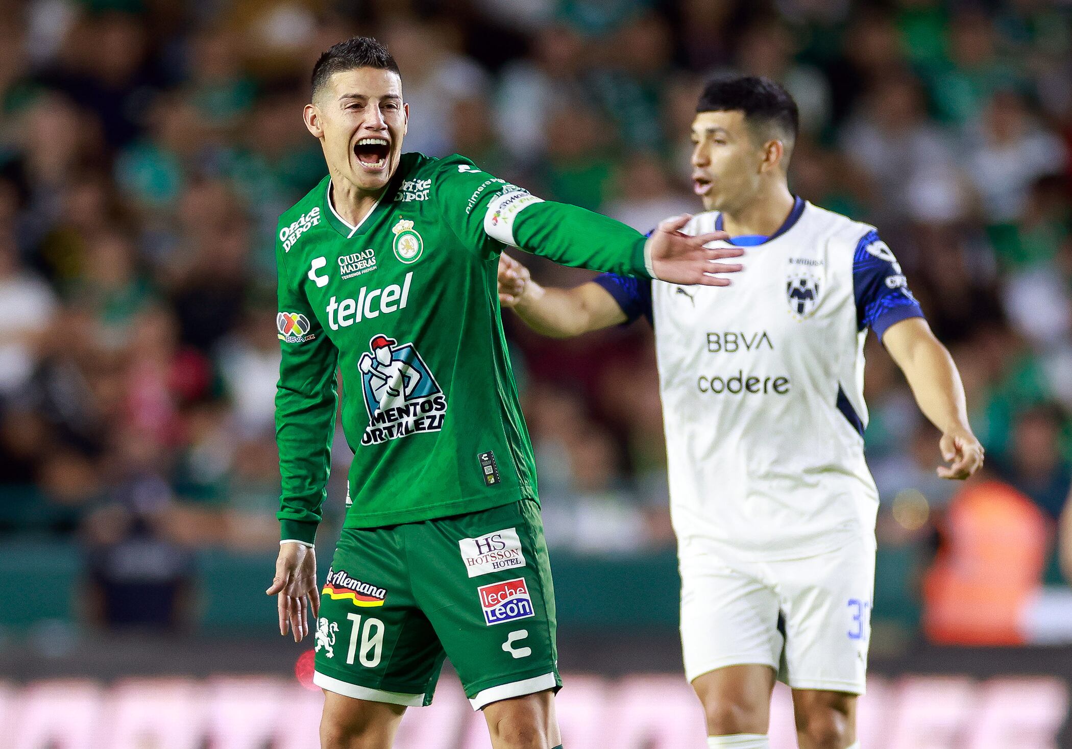 MEX373. LEÓN (MÉXICO), 20/04/2025.- James Rodríguez de León da indicaciones este domingo, en un partido de la jornada 17 del torneo Clausura 2025 de la Liga MX entre León y Monterrey, en el estadio León en la ciudad de León (México). EFE/ Luis Ramírez