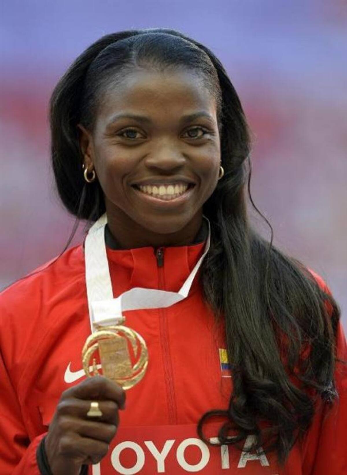 La colombiana Caterine Ibargüen posa con la medalla de oro.