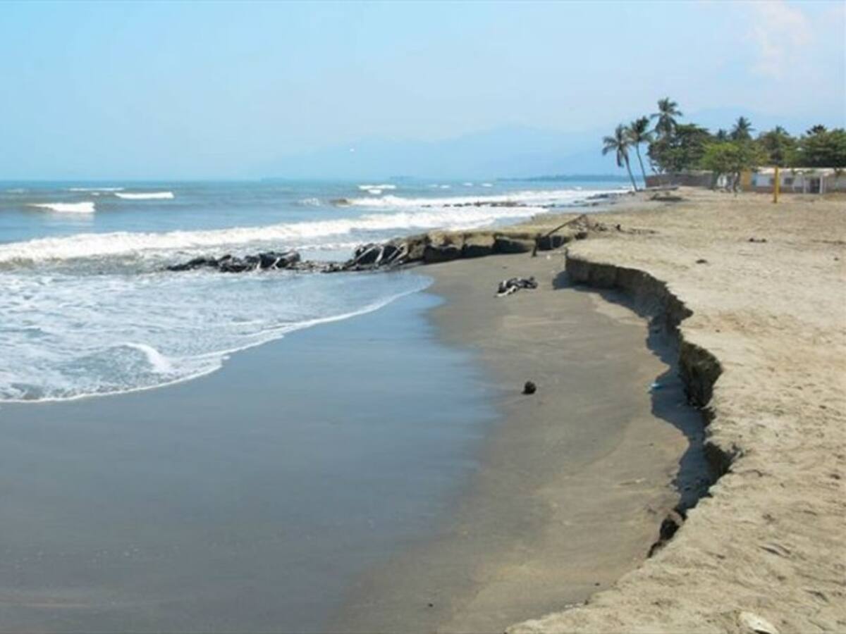 Fuerte erosión costera afecta a comerciantes en Puerto Colombia